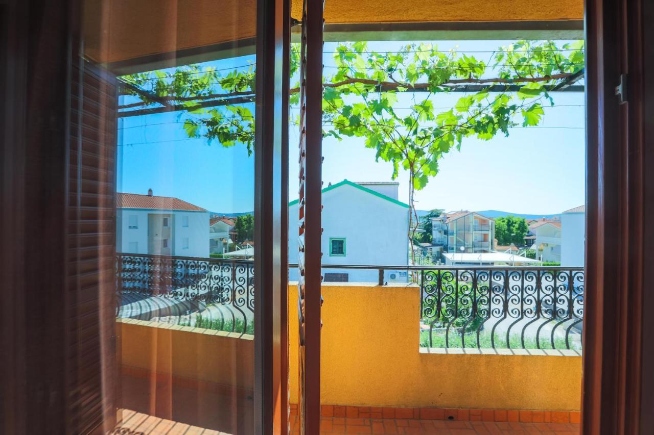 Apartments And Rooms Sinka Biograd Na Moru Exteriör bild